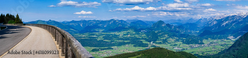 Fototapeta Naklejka Na Ścianę i Meble -  Panorama von der Rossfeld Panoramastraße mit Salzachtal, Salzburger Alpen, Dachstein, Tennengebirge