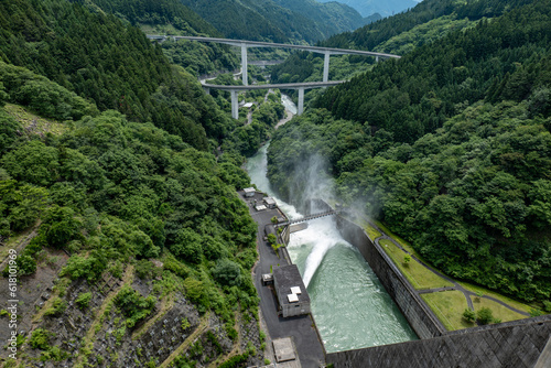 奥秩父 滝澤ダムの堤体とループ橋