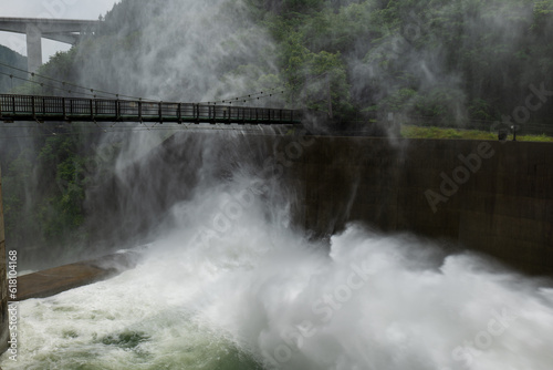 奥秩父　滝沢ダムの放水と吊り橋 © 正人 竹内