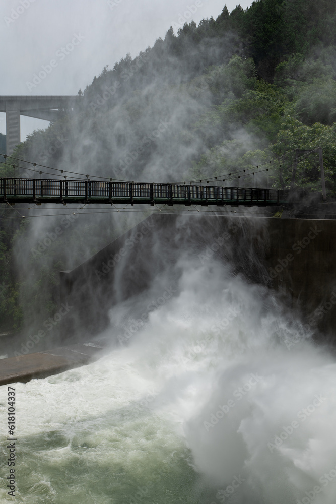 奥秩父　滝沢ダムの放水と吊り橋