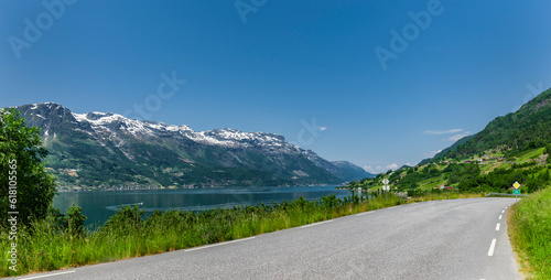 Autostraße entlang dem Hardangerfjord in Norwegen