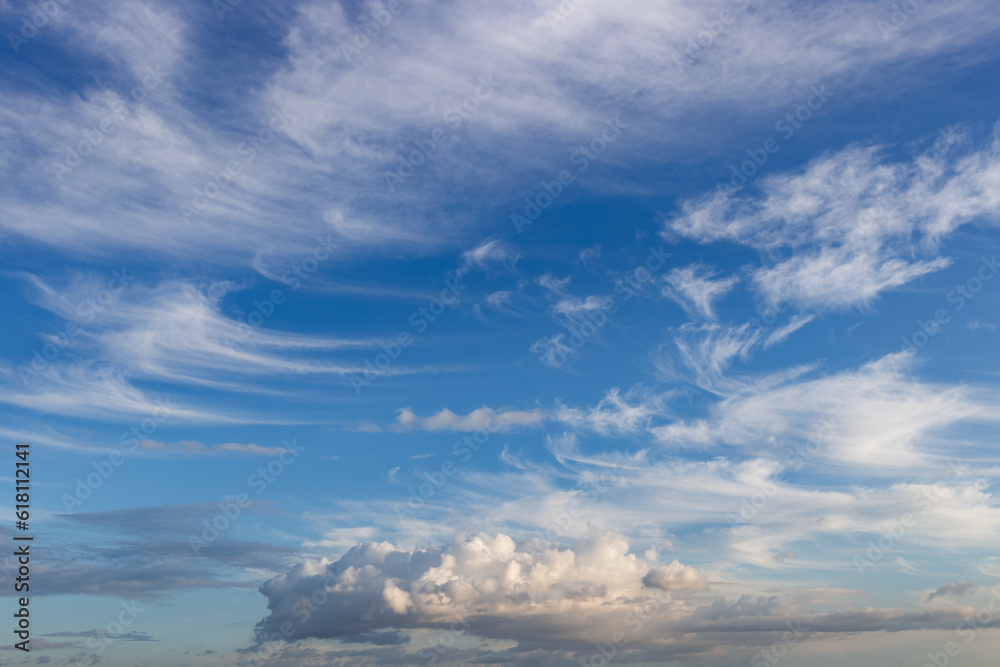Obraz premium Feather clouds on the bright blue sky