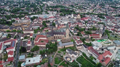 Drohnenaufnahmen von dem Dom und der Stadt Paderborn in Deutschland 
