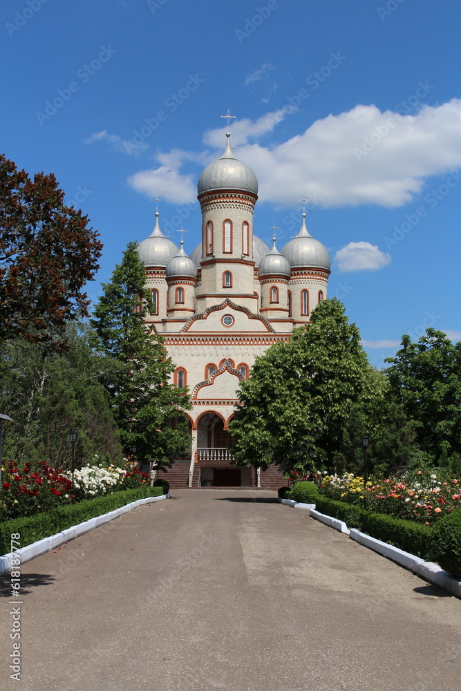 Fototapeta premium A building with a dome and domed roof