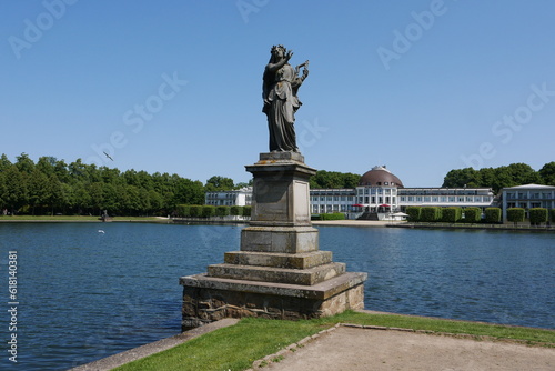 Skulptur und Parkhotel am Hollersee in Bremen Bürgerpark