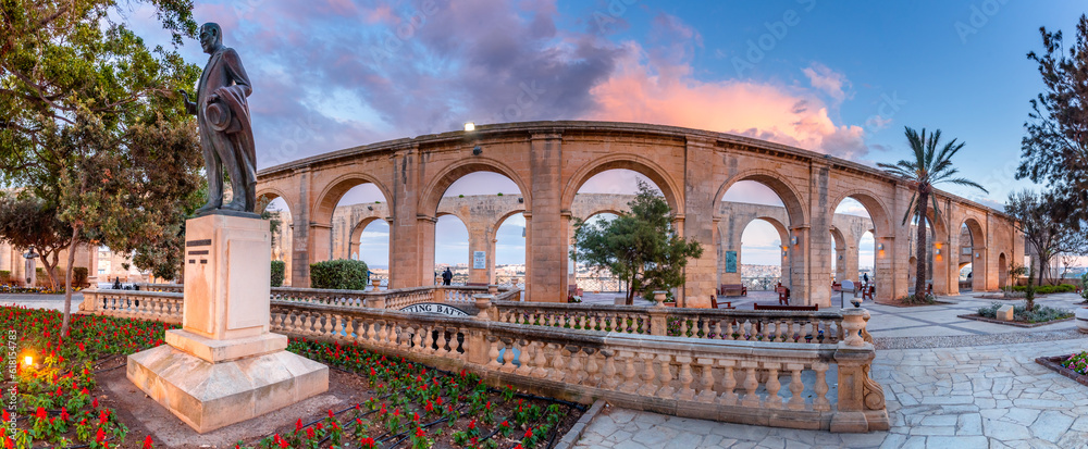 Obraz premium Upper Baraka garden and with the decorative stone arches, Valleta, Malta.
