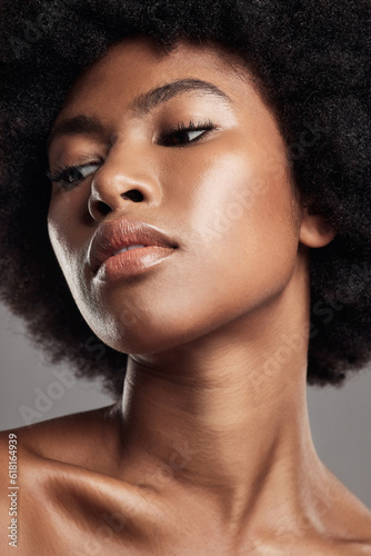 Cuadro en lienzo Face, black woman and natural beauty in studio, background or dermatology