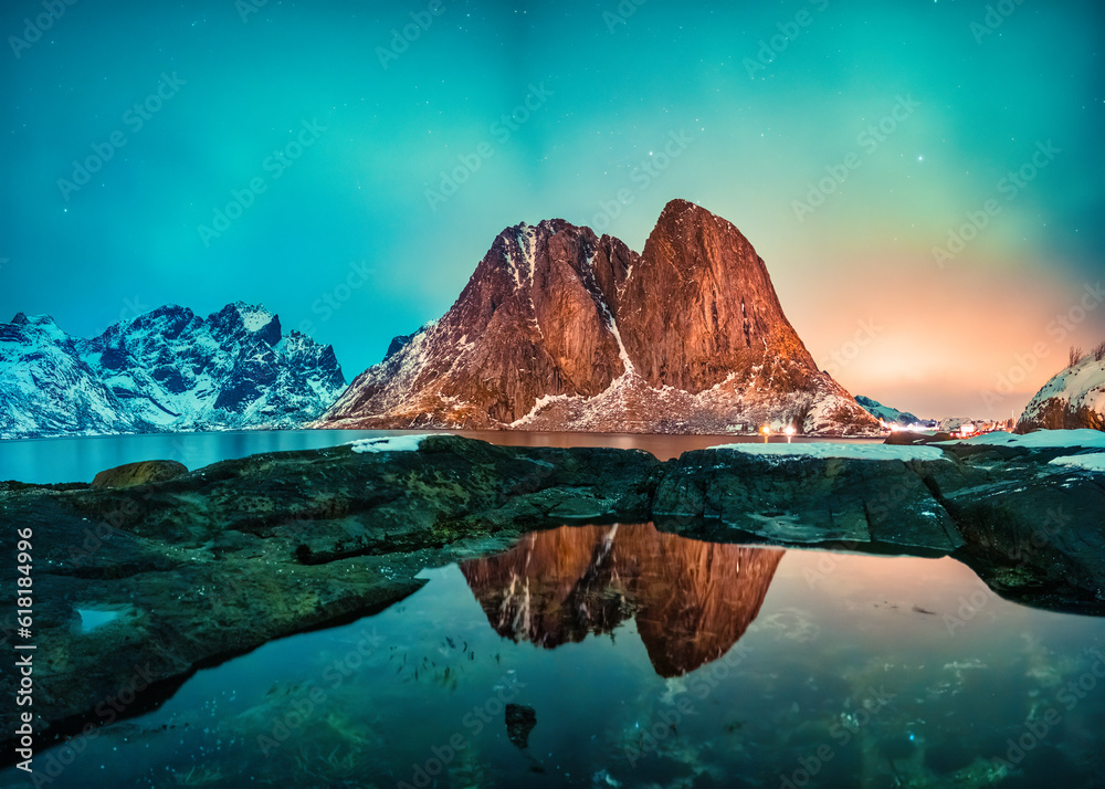 Φωτογραφία Aurora borealis or northern lights over Hamnoy fishing village in the night on w