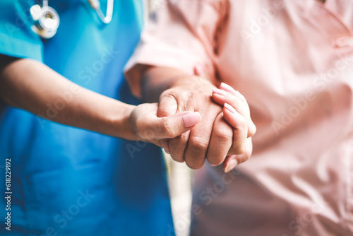 Fotografiet Surgeon shaking hands of elderly patient To encourage the treatment of surgery