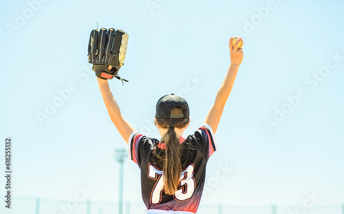 Cuadro en lienzo Young girl play baseball on summer day