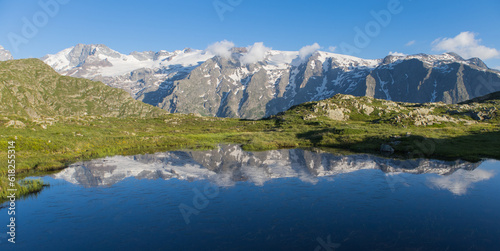 Fototapeta Naklejka Na Ścianę i Meble -  reflet des glaciers de la Meije sur un lac du plateau d'Emparis au refuge des Mouterres dans les Alpes en été