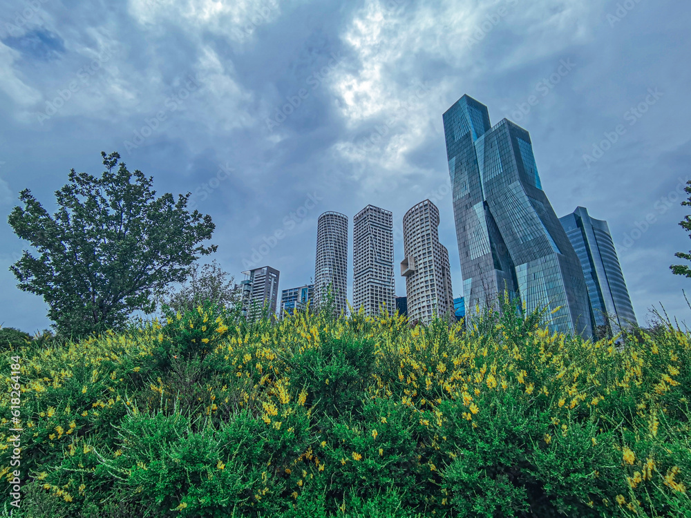 Fototapeta premium El panorama urbano en Santa, Ciudad de México, visto desde el parque La Mexicana. 