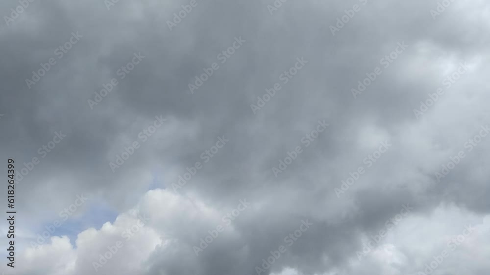 Un  cielo de color gris con nubes de color blanco y gris con un movimiento lento. Tiempo de lluvia.