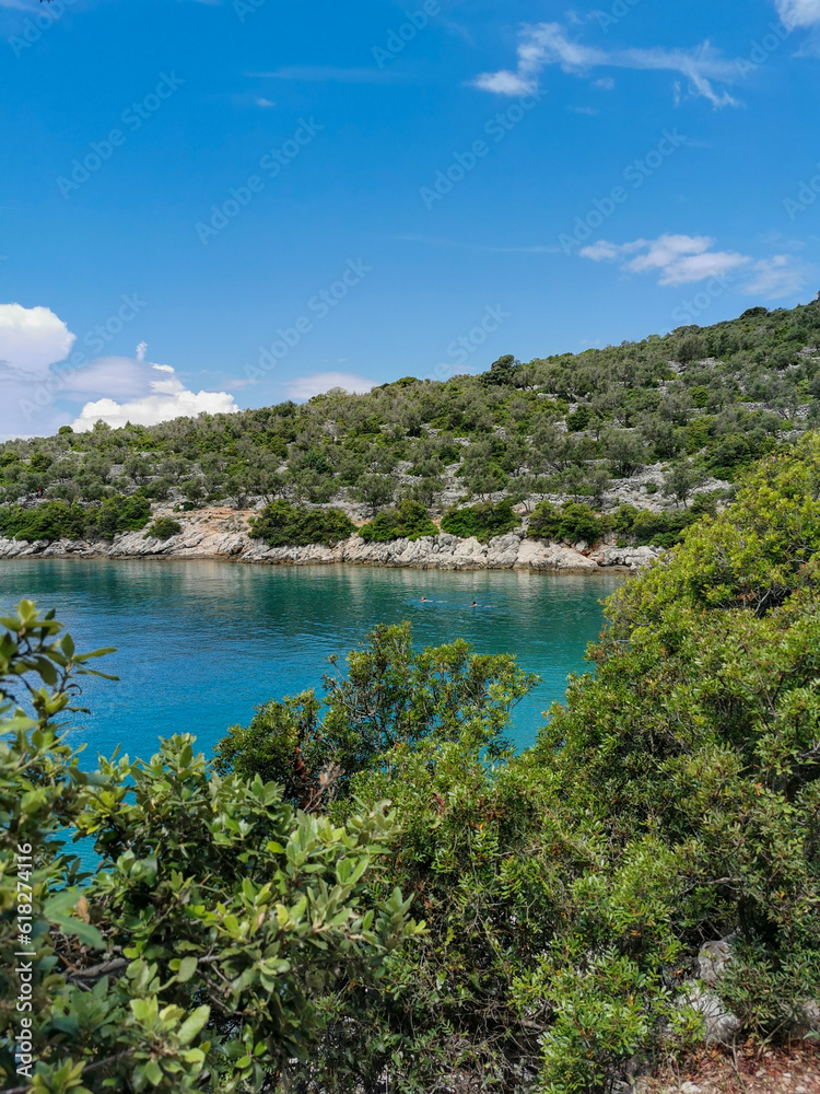 Kroatien-Insel Cres: Bucht mit türkisgrünem Wasser