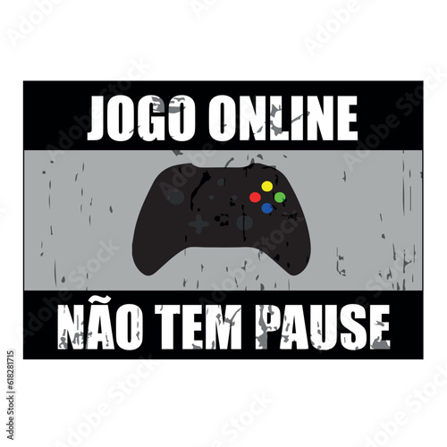 Jogo Online Não Tem Pause. placa gamer com joystick preto com botões coloridos. Arte preta e cinza com filtro rachado e letras brancas.