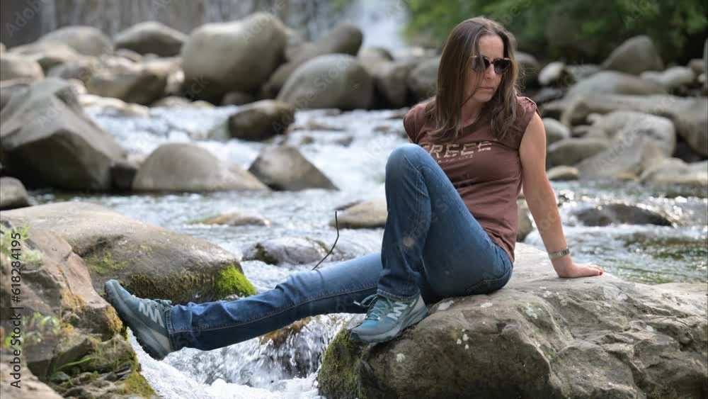 Donna sul fiume in piena Donna sul fiume in piena