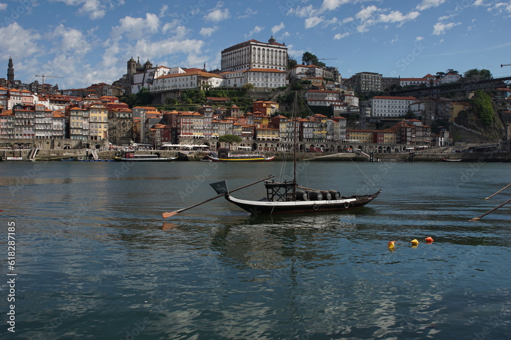 Obraz premium Barges used to carry port on the River Douro and the Terreiro da Sé in the city of Porto, Portugal 