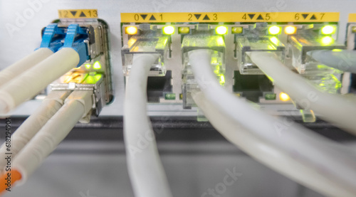Canvastavla Ethernet switch with ports with connected optical and copper patch cords