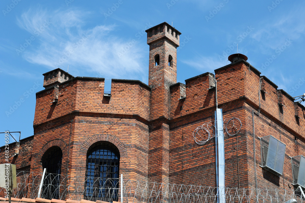 Budynek więzienia, zakład karny dla przestępców. 