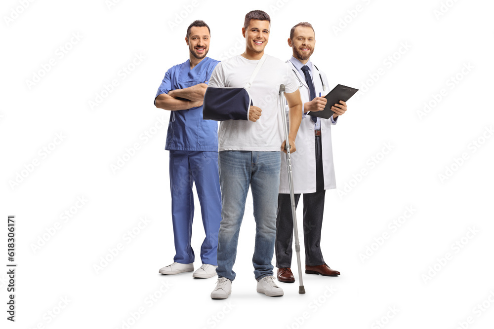 Obraz premium Young man with crutches and arm sling standing in front of a medical team