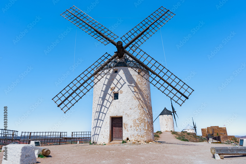 Molinos de viento medievales como los que aparecen en la obra literaria de Don Quijote de la Mancha, desde Molinos de Consuegra, Castilla y la Mancha, España, Europa.