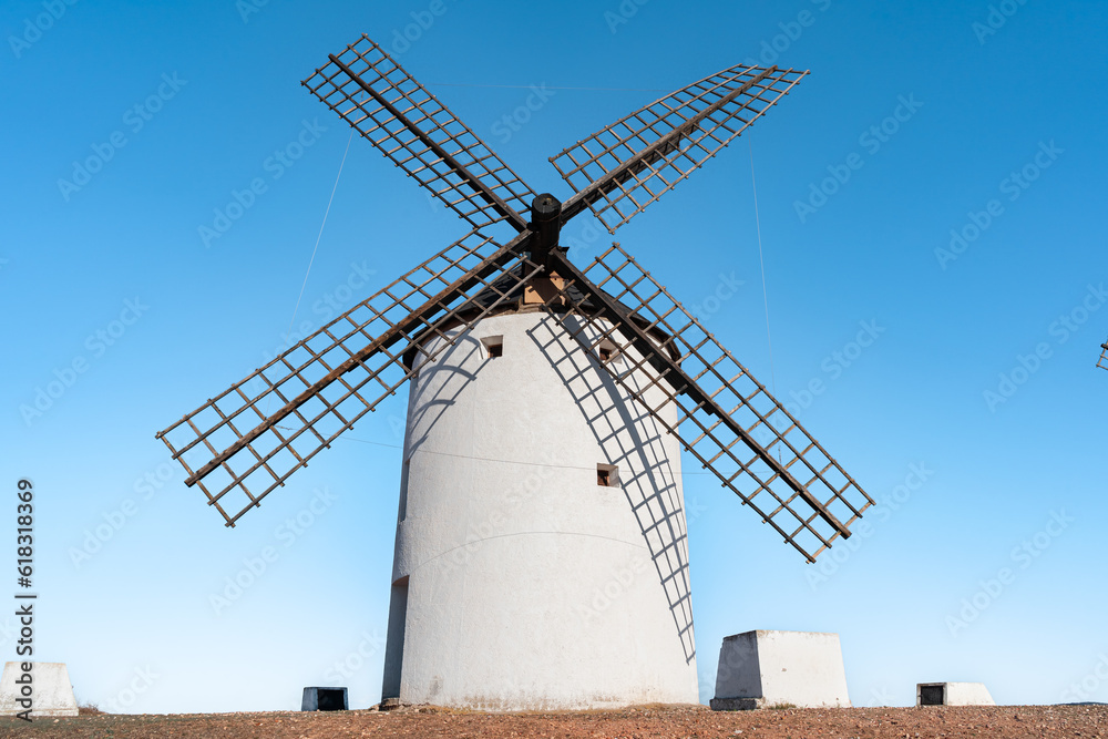 Molinos de viento medievales como los que aparecen en la obra literaria de Don Quijote de la Mancha, desde Molinos de Consuegra, Castilla y la Mancha, España, Europa.