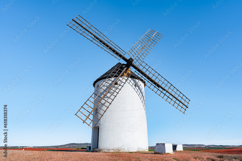 Molinos de viento medievales como los que aparecen en la obra literaria de Don Quijote de la Mancha, desde Molinos de Consuegra, Castilla y la Mancha, España, Europa.