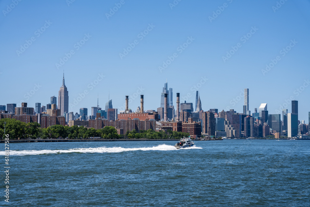 Obraz premium NYPD boat and manhattan skyline