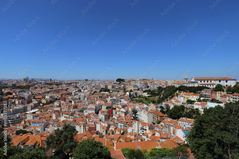 Vista panorâmica de Lisboa em um dia ensolarado, realçando o encanto e a vivacidade das suas coloridas construções.