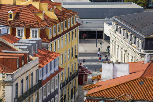 Vista panorâmica de Lisboa em um dia ensolarado, realçando o encanto e a vivacidade das suas coloridas construções. photo