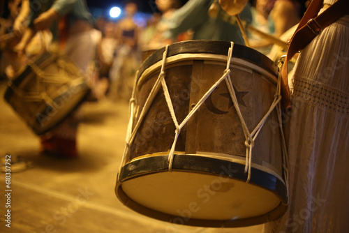 Linda alfaia ressoando ritmos do Maracatu: batidas vibrantes e pulsantes