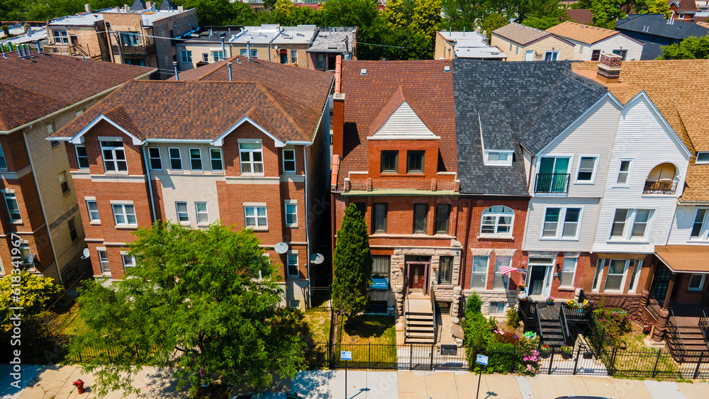 Obraz premium aerial drone view of a Chicago urban neighborhood during the afternoon . the residential area is has colorful buildings great for a background. the area is quite and peaceful.
