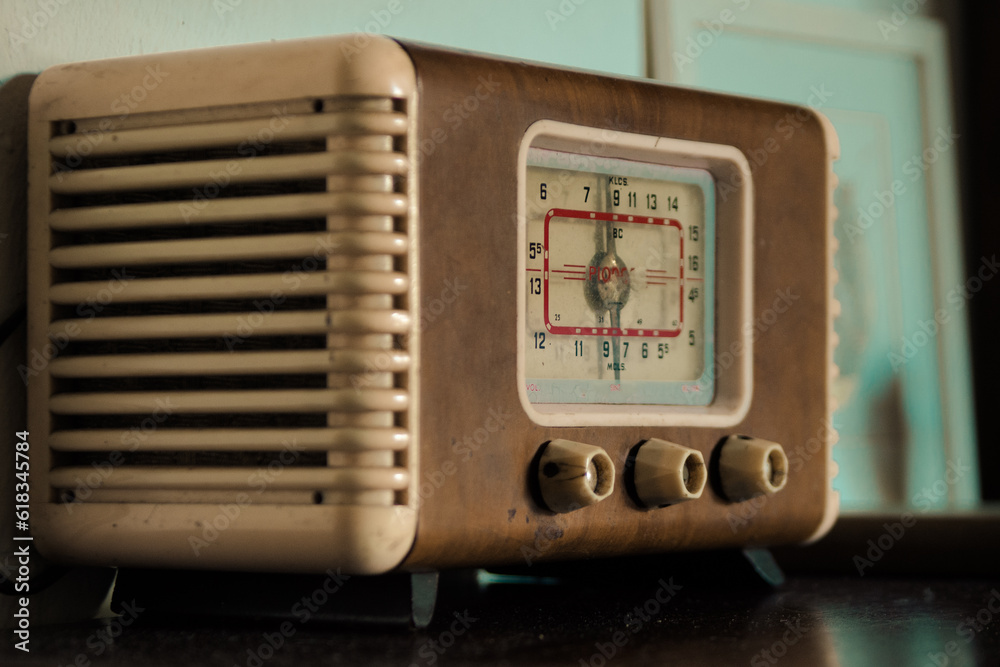 Fototapeta premium Vintage brown valve radio with a highlighted dial.