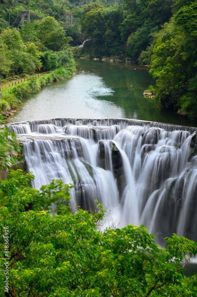 Obraz premium Belongs to anticline waterfalls, similar to Niagara Falls in North America Shifen Waterfall is located in Pingxi District, New Taipei City. Taiwan