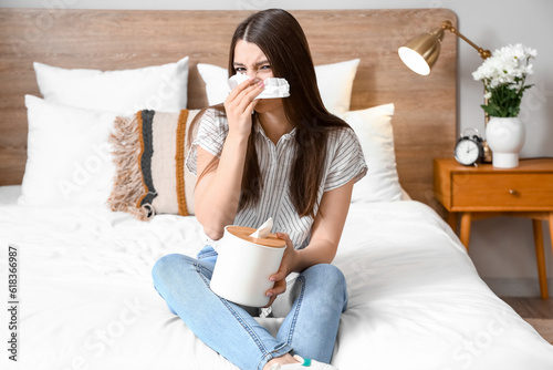 Young woman with allergy sy...