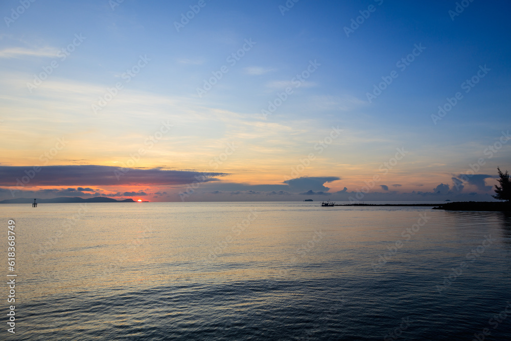 Naklejka premium Beautiful sunrise on the sea. beautiful seascape background.