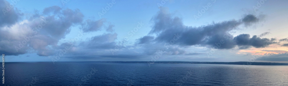 地中海クルーズ　マルセイユ港の夜明け入港