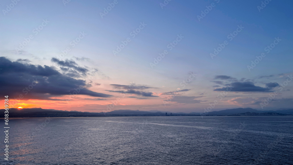 地中海クルーズ　マルセイユ港の夜明け入港