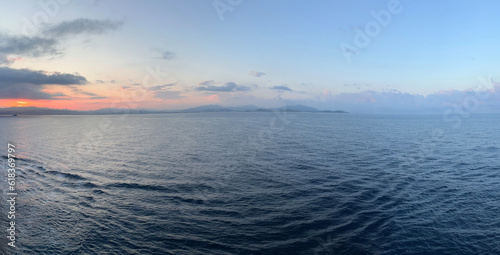地中海クルーズ マルセイユ港の夜明け入港