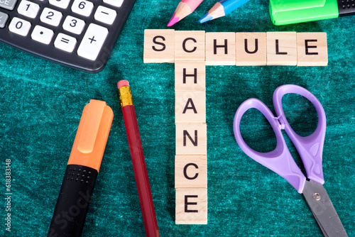 Bunte Schulsachen und Worte Schule und Chance photo