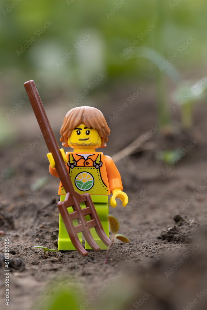 Dortmund - Deutschland 29. Juni 2023 Lego Minifigure Landwirt bei der