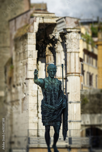 Statue de César Via dei fori imperiali à Rome © PPJ