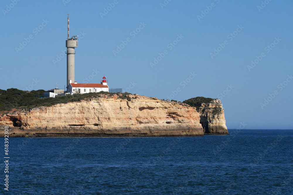 Leuchtturm in Portimao zur Kontrolle des Schiffsverkehrs in der Algarve
