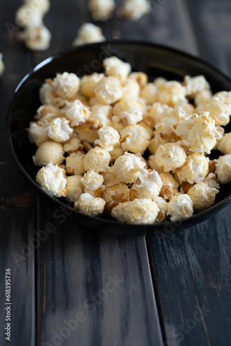 Popcorn in einer schwarzen Schale photo