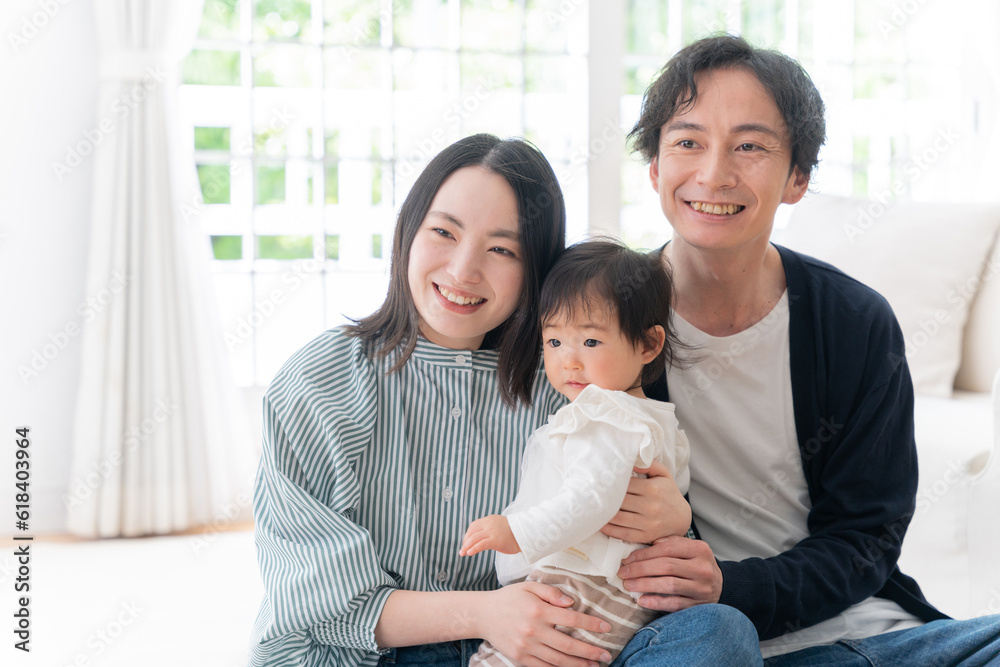 家で過ごす笑顔の3人家族(ファミリー・育児・子育て・赤ちゃん) 家で過ごす笑顔の3人家族(ファミリー・育児・子育て・赤ちゃん)