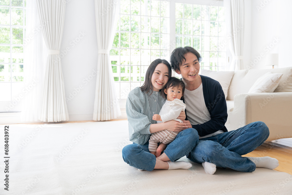 家で過ごす笑顔の3人家族(ファミリー・育児・子育て・赤ちゃん) 家で過ごす笑顔の3人家族(ファミリー・育児・子育て・赤ちゃん)