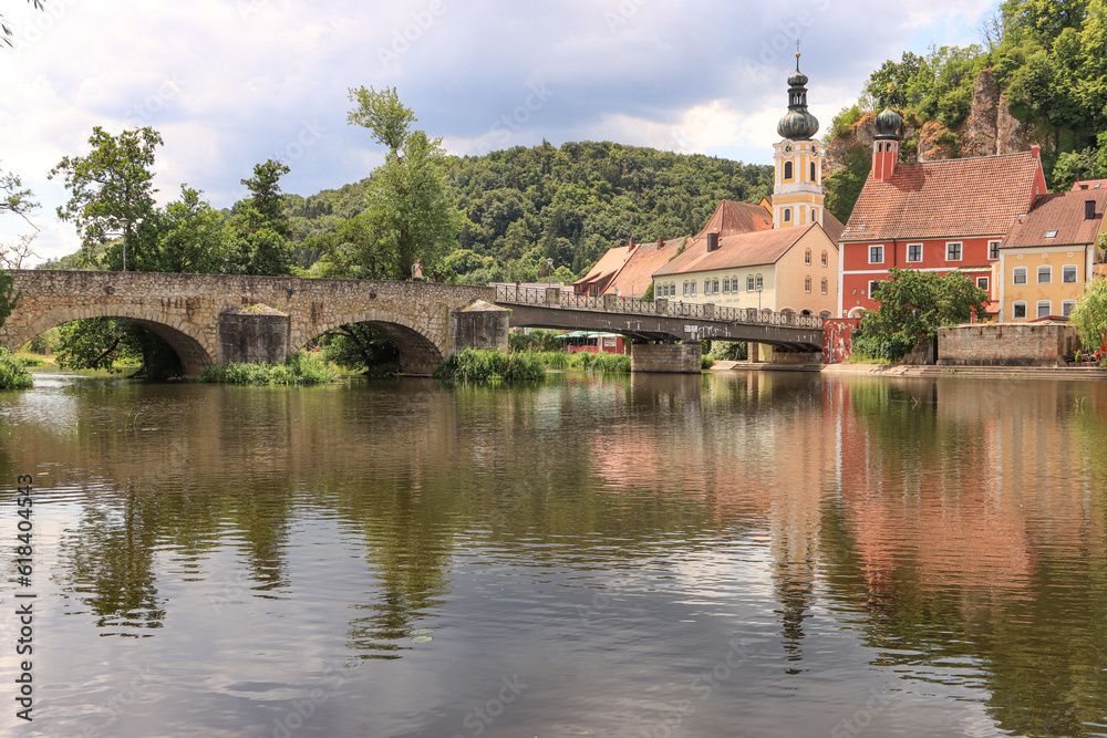 Romantisches Kallmünz an der Naab; Steinerne Brücke, Pfarrkirche St. Michael und Rathaus