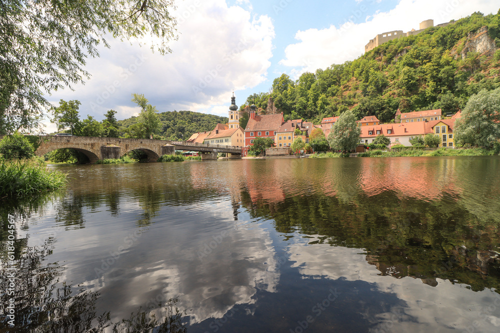 Romantisches Kleinod im Naabtal; Blick auf Kallmünz mit Steinerner Brücke, Kirche, Rathaus und Burgruine Romantisches Kleinod im Naabtal; Blick auf Kallmünz mit Steinerner Brücke, Kirche, Rathaus und Burgruine