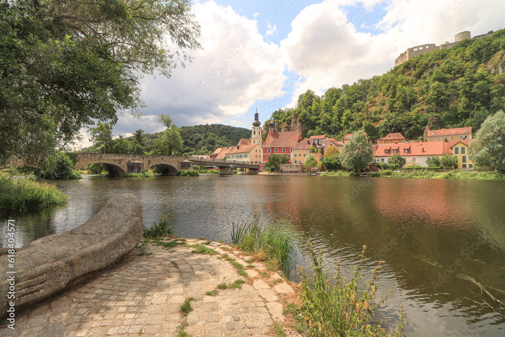 Romantisches Kallmünz an der Naab; Blick auf die Steinerne Brücke, St. Michael, Rathaus und Biurgruine