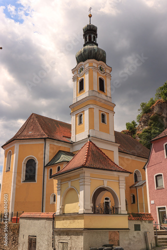 Romantisches Kallmünz; Pfarrkirche St. Michael und Kriegerdenkmal